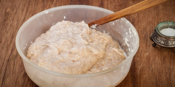 1. Этап. Пожарские котлеты классические: 2. Вымойте филе и перекрутите его через мясорубку, добавьте к нему размягченный хлеб, посолите и поперчите, вбейте 1 яйцо и размешайте.