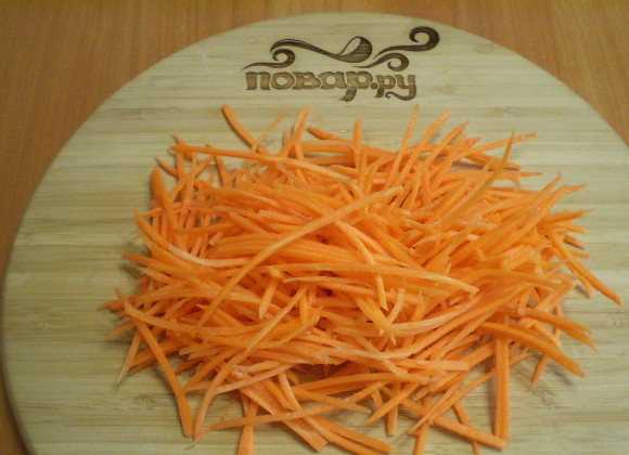 1. Этап. Морковка по корейски острая: Вымойте и очистите морковь. Потрите на терке для овощей по-корейски.