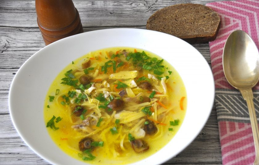 1. Этап. Куриная лапша с опятами: Пусть лапша настоится 5 минут, в это время нарежьте зелень, теперь можно разливать суп по тарелкам. Добавляйте в него зелень и приятного аппетита!