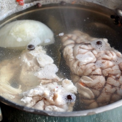 1. Этап. Панированные мозги: Кладем мозги в кастрюлю, заливаем водой, добавляем лавровый лист, соль, уксус и перец горошком. Варим около 20 минут.