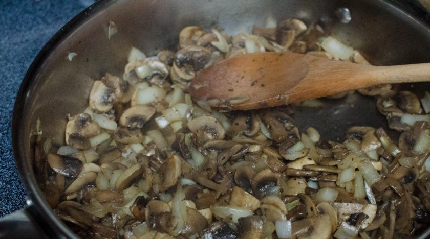 1. Этап. Шампиньоны в вине: В грибочки добавляем сливки, вино. Обжариваем все на среднем огне около 5 минут. Вино должно выпариться. Затем слегка убавляем огонь и тушим и еще около 5 минут.
