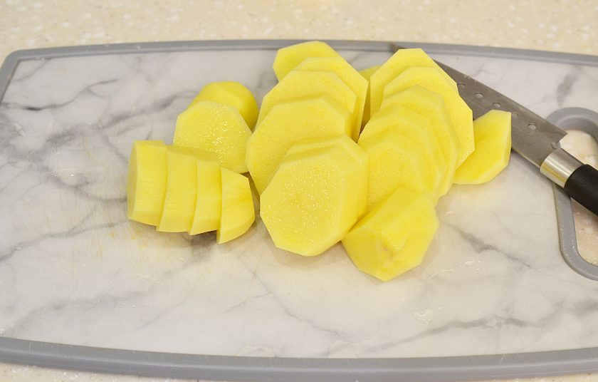 1. Этап. Картошка с тефтелями в сметанном соусе: Картофель почистите и нарежьте на кружки.