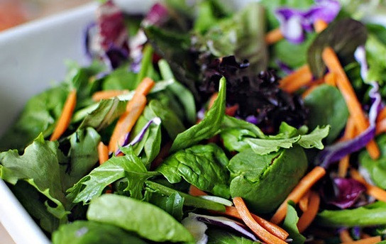 1. Этап. Салат с апельсиновым соусом: Смешайте салат, нарезанную морковь, наструганную капусту.