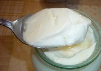 1. Этап. Творог из прокисшего молока в мультиварке: Молоко должно хорошо прокиснуть, но не перекиснуть! Мне нравится творог из прокисшего молока, когда оно еще держится одним сгустком и сыворотки совсем мало.