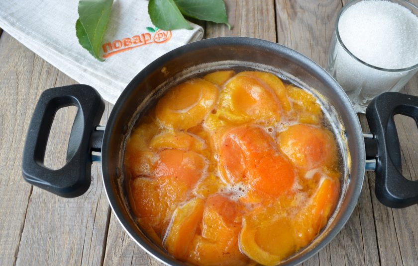 1. Этап. Абрикосовый джем на зиму: Абрикосы стали мягкими? Тогда берите сито и протрите вареные абрикосы от шкурок и жил, если они есть, а в спелых абрикосах они почти всегда есть.