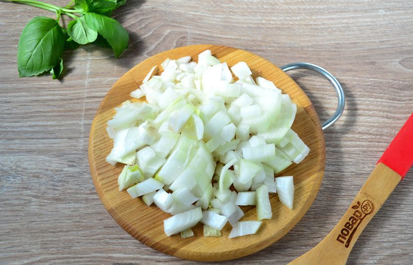 1. Этап. Гуляш из свинины с морковью и луком: Лук порежьте кубиком.