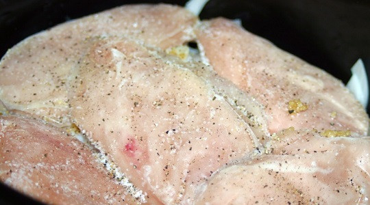 1. Этап. Тушеная курица в сливочном соусе: 3. Буквально через несколько минут можно выкладывать вымытое и просушенное филе. В рецепт приготовления тушеной курицы в сливочном соусе можно использовать также ножки или крылышки, например.