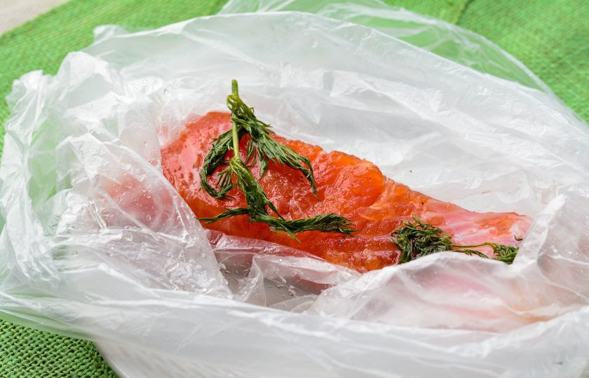 1. Этап. Семга соленая: Через каждые 4-5 часов слегка встряхивайте и переворачивайте пакет, чтобы семга лучше засолилась. В конце второго дня рыба будет полностью готова, уберите укроп, он больше не понадобится.