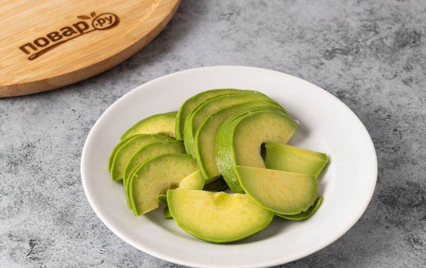 1. Этап. Быстрые бутерброды с авокадо: Автокода очистите, нарежьте тонкими ломтиками и сбрызните лимонным соком.