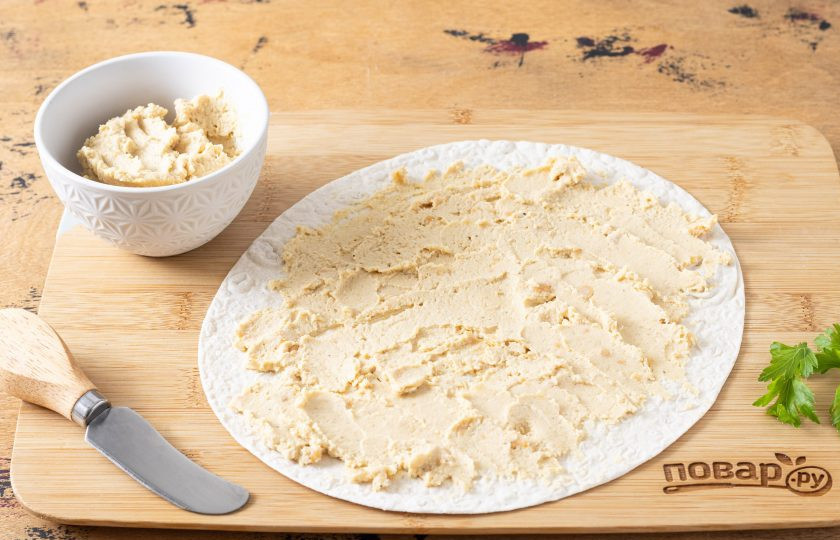 1. Этап. Лаваш с хумусом: Смажьте лаваш хумусом.