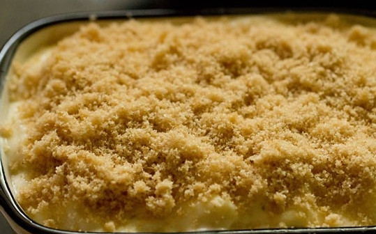 1. Этап. Паста с сырным соусом: Макароны выложите в форму и залейте соусом. Присыпьте сухарями.