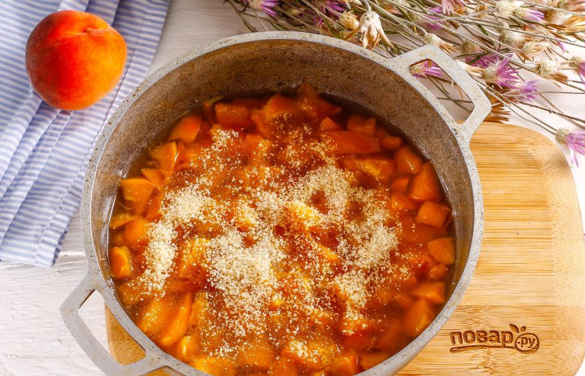 1. Этап. Персиковый компоте для торта: Выключите нагрев и всыпьте желатин. Аккуратно перемешайте и оставьте на 5 минут для набухания. Прогревать массу с желатином нельзя — он утратит свои желирующие свойства.