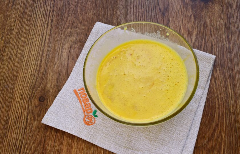 1. Этап. Запеканка из белой рыбы с креветками в томатном соусе: Яйца взбейте со сметаной, добавьте томатный соус, соль и перец по вкусу, перемешайте.