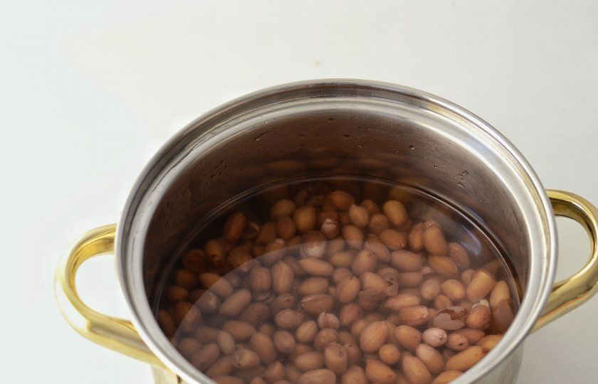 1. Этап. Маринованный арахис: Отварите арахис около часа до мягкого состояния.