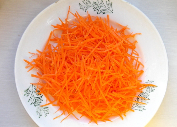 1. Этап. Салат с редисом по-корейски: Морковь почистите и натрите на корейской терке.
