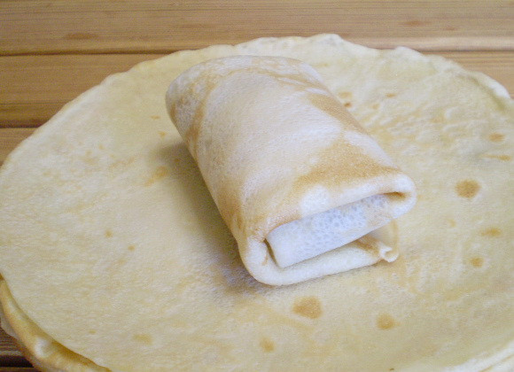 1. Этап. Блинчики с повидлом: 8. И заворачиваем конвертиком. Выкладываем на тарелочку и подаем к столу.