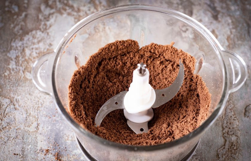 1. Этап. Шоколадный чизкейк с выпечкой: Запустите блендер на 30 секунд. В итоге должна получиться мелкая песочная крошка.