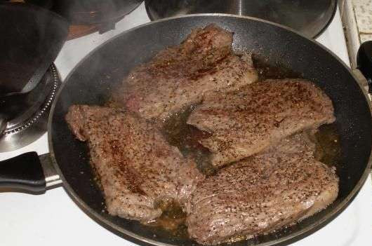 1. Этап. Жареный ломоть говядины: Снова переверните мясо, посыпьте приправами и жарьте теперь уже по 10 минут с каждой стороны.