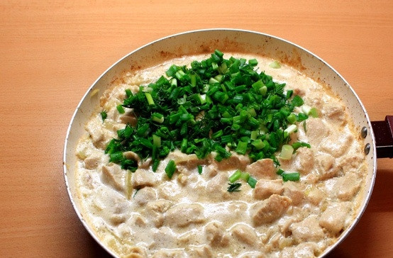 1. Этап. Подлива из куриного филе со сметаной: 6. Тушите еще пару минут, после добавьте зелень и сразу же подавайте подливу к столу. Приятного аппетита!