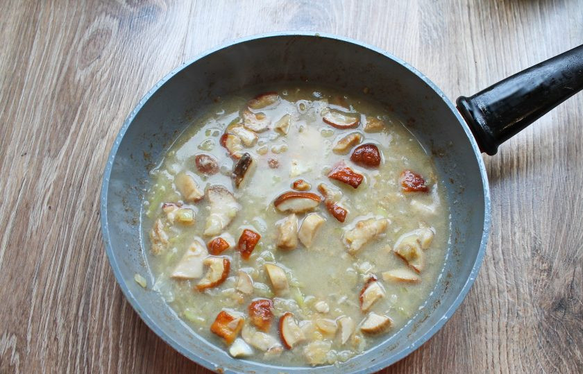 1. Этап. Жаркое по-киевски: Влейте в сковороду холодную воду и перемешайте до растворения муки в однородную жидкость.