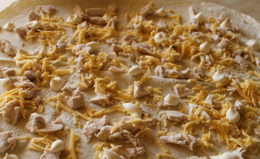 1. Этап. Лаваш с начинкой: 5. Сверху курочку посыпаю натертым сыром и немного перчу, по всей поверхности лаваша выкладываю капли майонеза (чтобы лаваш не был сухим).