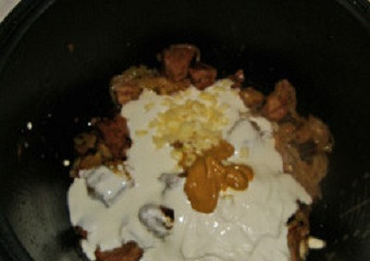 1. Этап. Тушеное мясо в мультиварке: 5. Чеснок очистить и пропустить через пресс (можно натереть на терке). Отправить его в мультиварку вместе с горчицей и сметаной.