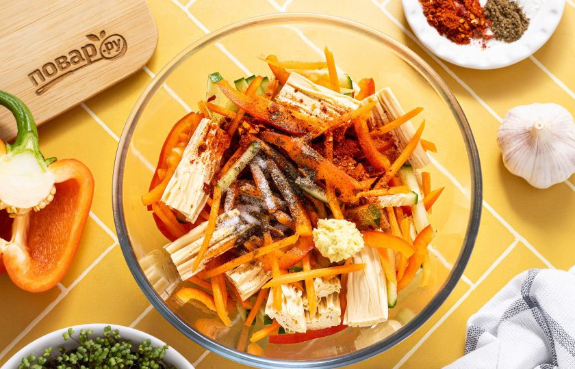 1. Этап. Соевая спаржа с овощами: Добавьте соль, пропущенный через пресс чеснок, острый молотый перец и приправу для моркови по-корейски.