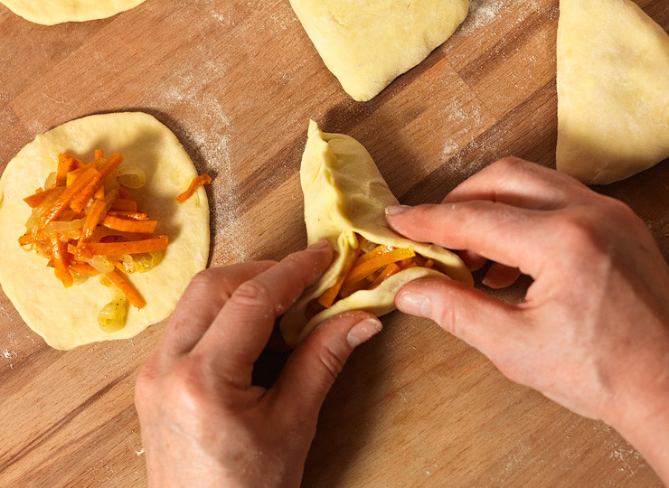 1. Этап. Самса с тыквой: 8. А остальную часть залепить так, чтобы получился треугольник.