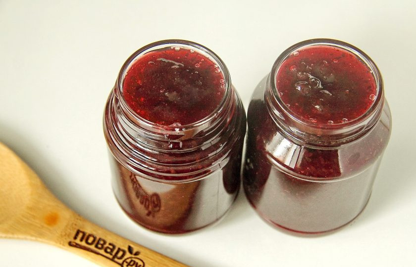 1. Этап. Варенье из крыжовника через мясорубку: Готовое варенье переложите в стерилизованные банки, закрутите банки стерильными крышками, переверните, укутайте и оставьте до остывания. Хранится такое варенье очень хорошо. У меня прекрасно ведет себя даже при комнатной температуре, храню в кладовке. Из указанного количества получается примерно 0,5 литра варенья.