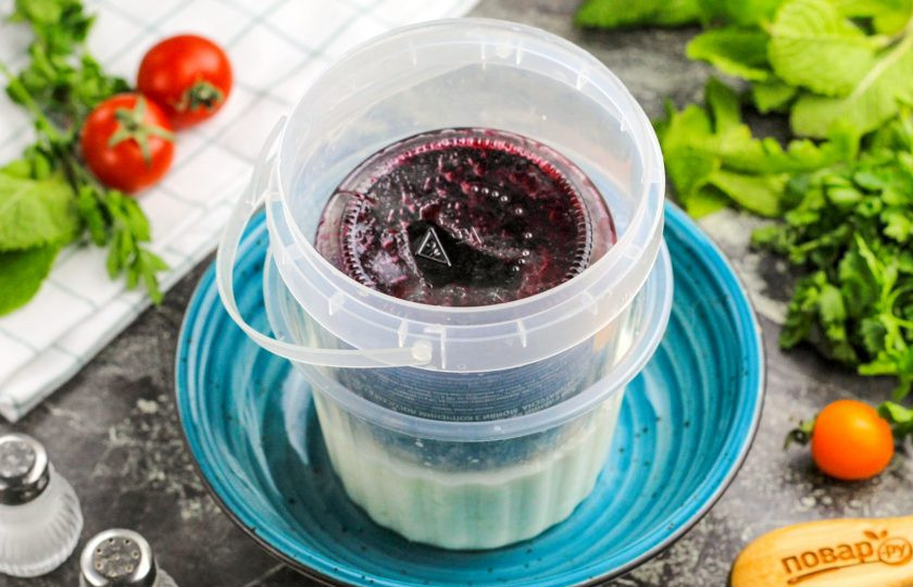 1. Этап. Адыгейский сыр рецепт в домашних условиях из молока и уксуса: Подготовьте округлую форму для сыра с небольшими отверстиями на дне. Выложите в нее сыр, утрамбовывая его ложкой. Затем поместите сверху гнет (я поставила банку с вареньем). Саму форму поместите в глубокую тарелку, так как будет выделяться сыворотка. В таком виде конструкцию вынесите на холод.