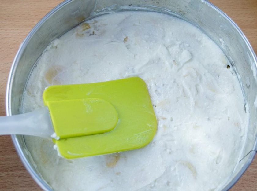 1. Этап. Торт из бананов: 8. Закройте вторым слоем творожного крема и также равномерно распределите его по поверхности.