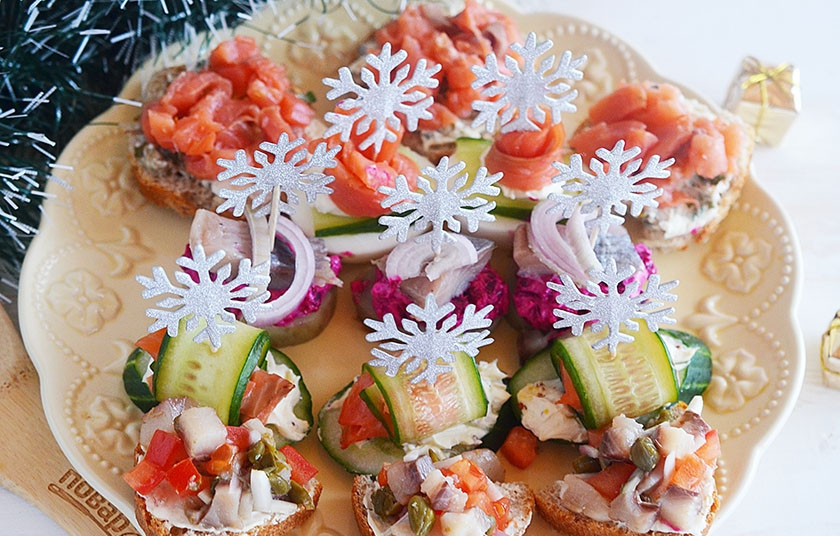 1. Этап. Ассорти из канапе: Видите, как много канапе у нас получилось! Можете украсить каждое по своему желанию: любой зеленью, паприкой, ломтиками лимона. Полный простор для вашей фантазии!