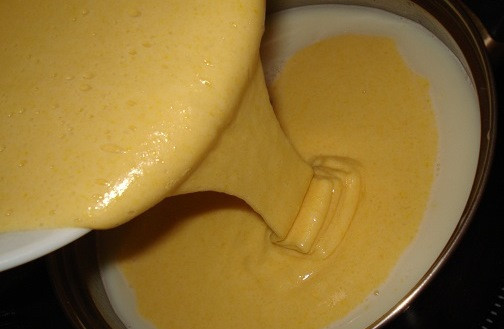 1. Этап. Крем яичный для торта: В горячее молоко небольшими порциями вливаем взбитые яйца с мукой. Делаем это аккуратно, активно перемешивая.