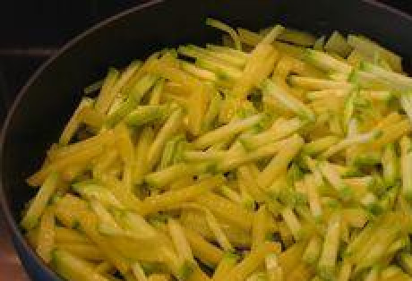 1. Этап. Картошка с кабачками: Через некоторое время добавить кабачки и еще немного посолить.