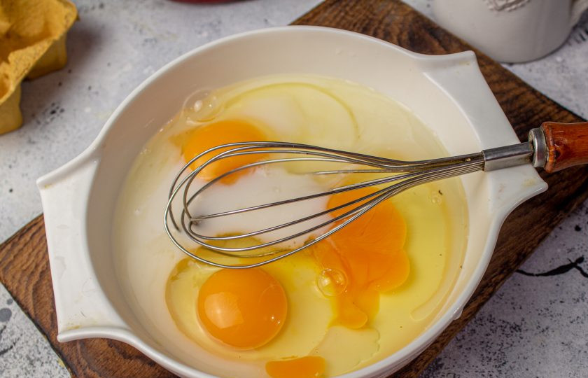 1. Этап. Запеканка с форелью и брокколи: Для заливки смешайте куриные яйца с молоком. Слегка присолите и поперчите.