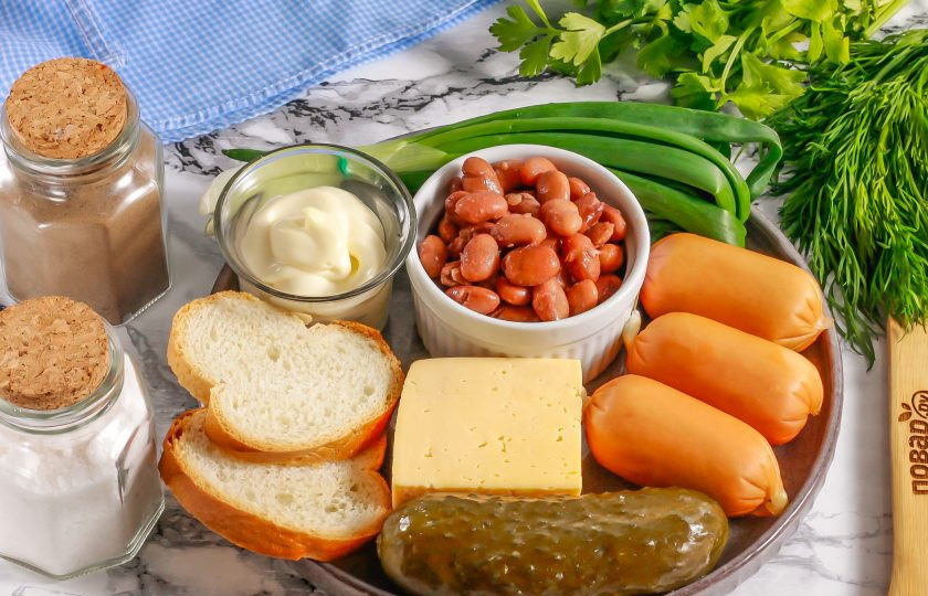 1. Этап. Салат с фасолью, сосисками, сыром и сухариками: Подготовьте указанные ингредиенты.
