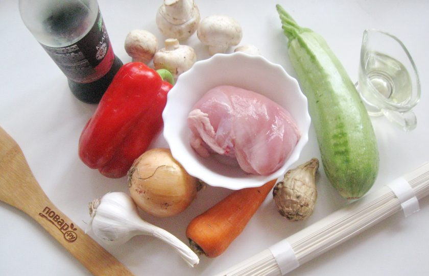 1. Этап. Яки удон: Подготовьте ингредиенты для приготовления яки удон.