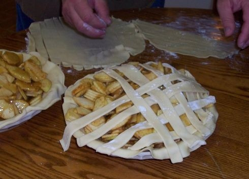 1. Этап. Яблочный пирог в карамельном соусе: Влейте карамель на пирог, равномерно распределите по всем яблокам. Накройте пирог полосочками теста в виде решетки.