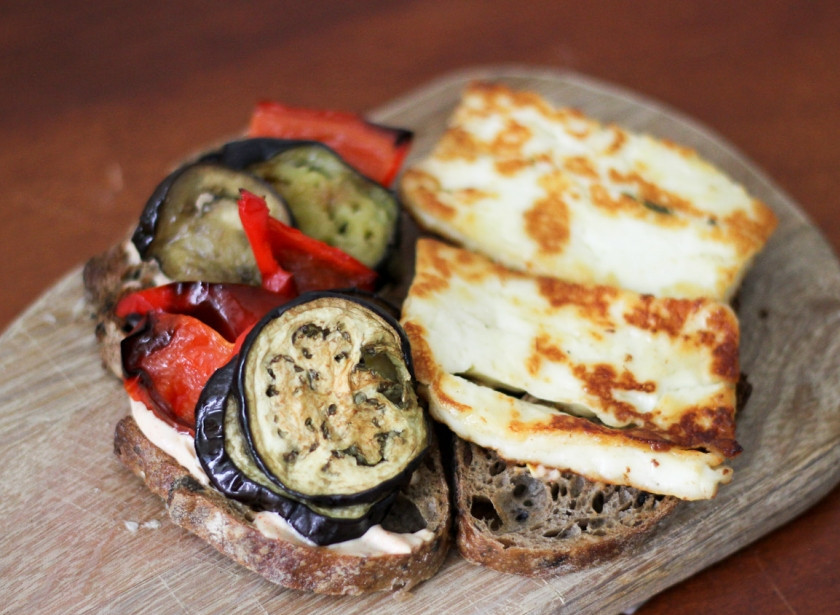 1. Этап. Бутерброды с баклажанами и чесноком: Смешайте майонез, лимонный сок и приправы. Хлеб смажьте майонезом. На один кусок хлеба выложите овощи, а на другой сыр.