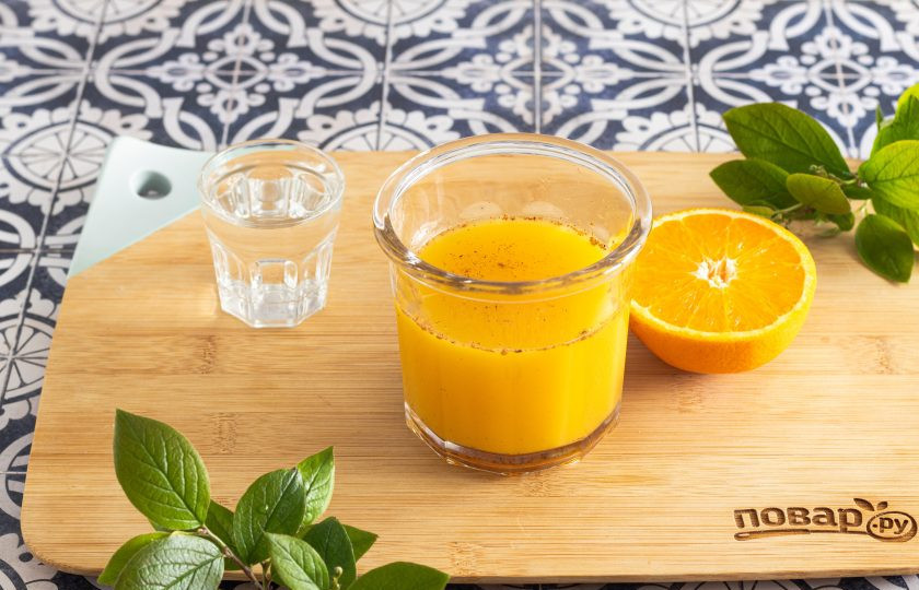 1. Этап. Апельсиновый коктейль с водкой: После влейте водку.