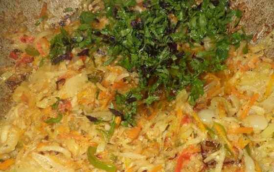 1. Этап. Салат из патиссонов: 5. За минуту до готовности добавьте рубленую зелень, выключите огонь.