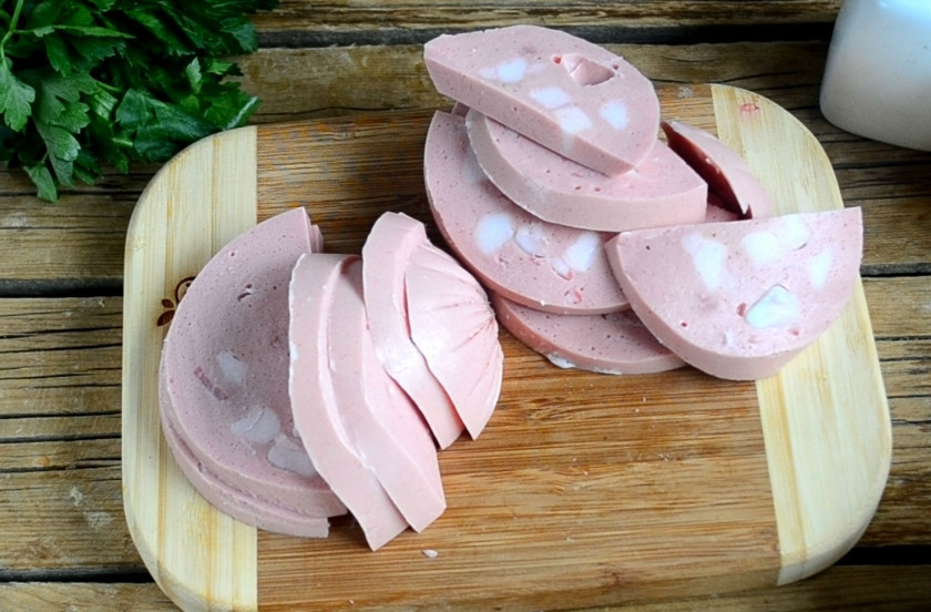 1. Этап. Колбаса в кляре необычная крутая: Колбасу порежьте на пластины толщиной 5 мм. Вместо колбасы можно также взять сосиски или сардельки.