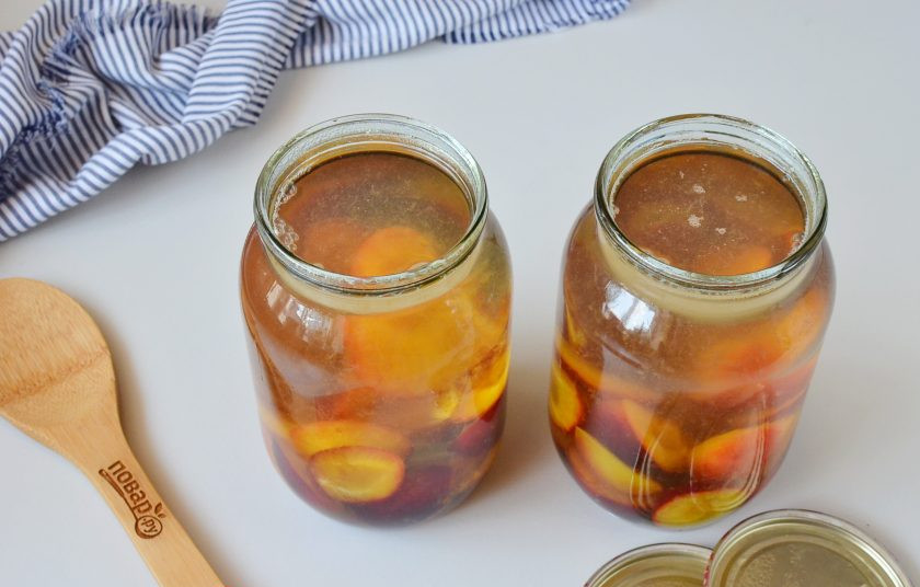 1. Этап. Сливовый компот на зиму: Через 20 минут долейте крутым кипятком компоты до самого верха банки.