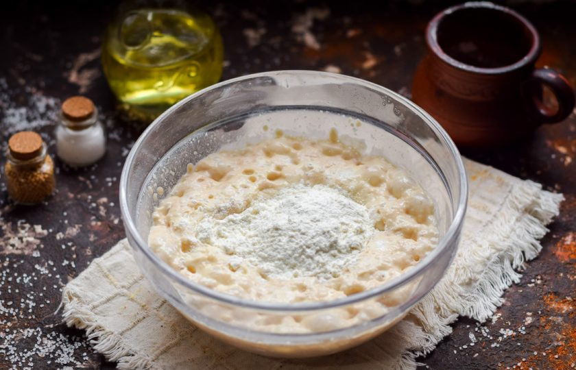 1. Этап. Оладьи без кефира и яиц: Добавьте порциями муку и щепотку соли.