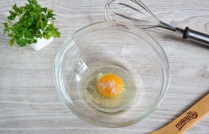 1. Этап. Ленивые пельмени на сковороде: Первым делом займемся приготовлением теста. В миске слегка взбейте венчиком яйцо с солью.