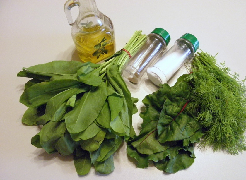 1. Этап. Салат из щавеля: 1. Подготовьте для салата, кроме щавеля, большое количество зелени. Выбирайте ту, которая нравится вам на вкус. Попробуйте мой вариант: щавель с укропом и мангольдом. Также понадобится щепотка соли, перца молотого черного и чайная ложка оливкового масла.