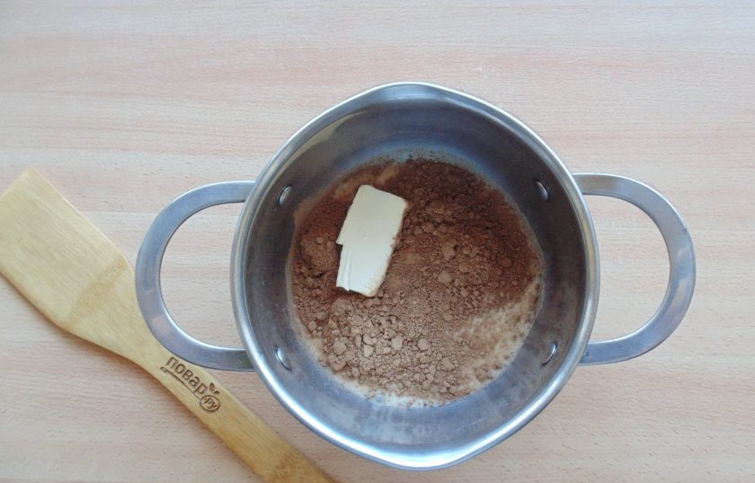 1. Этап. Бисквит с шоколадной глазурью: Приготовьте шоколадную глазурь. В кастрюлю с толстым дном выложите сахар, какао-порошок, сливочное масло. Налейте молоко.