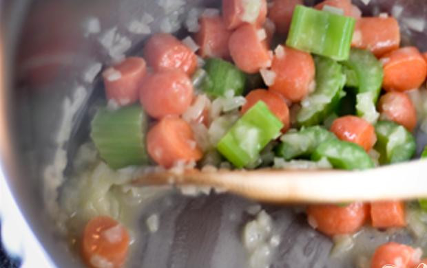 1. Этап. Куриный пирог с овощами: 5. Сделать начинку. Нарезать морковь, сельдерей и лук. Нарезать куриные грудки. Растопить сливочное масло в большой сковороде на среднем огне. Добавить лук, морковь и сельдерей. Жарить овощи до мягкости, 7-10 минут. Добавить измельченный чеснок и тимьян, размешать и жарить в течение 20-30 секунд.