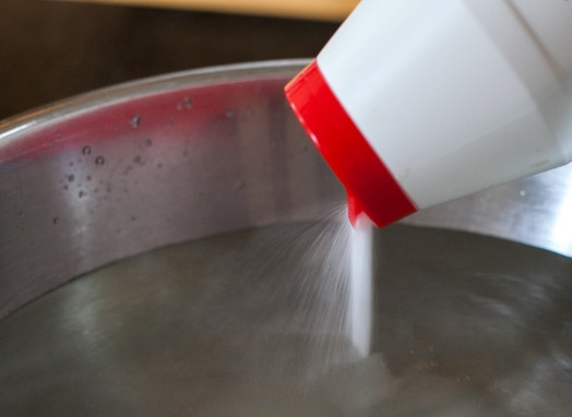 1. Этап. Спагетти с морскими мидиями: В кастрюлю налейте холодную воду и растворите морскую соль.