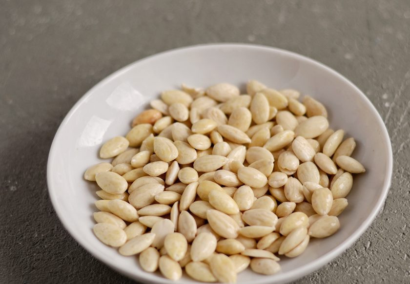 1. Этап. Миндальный сыр: Очистите орехи от шелухи.